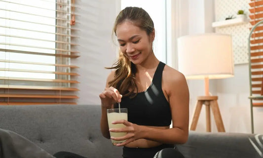 Frau nimmt Kollagen Pulver ein