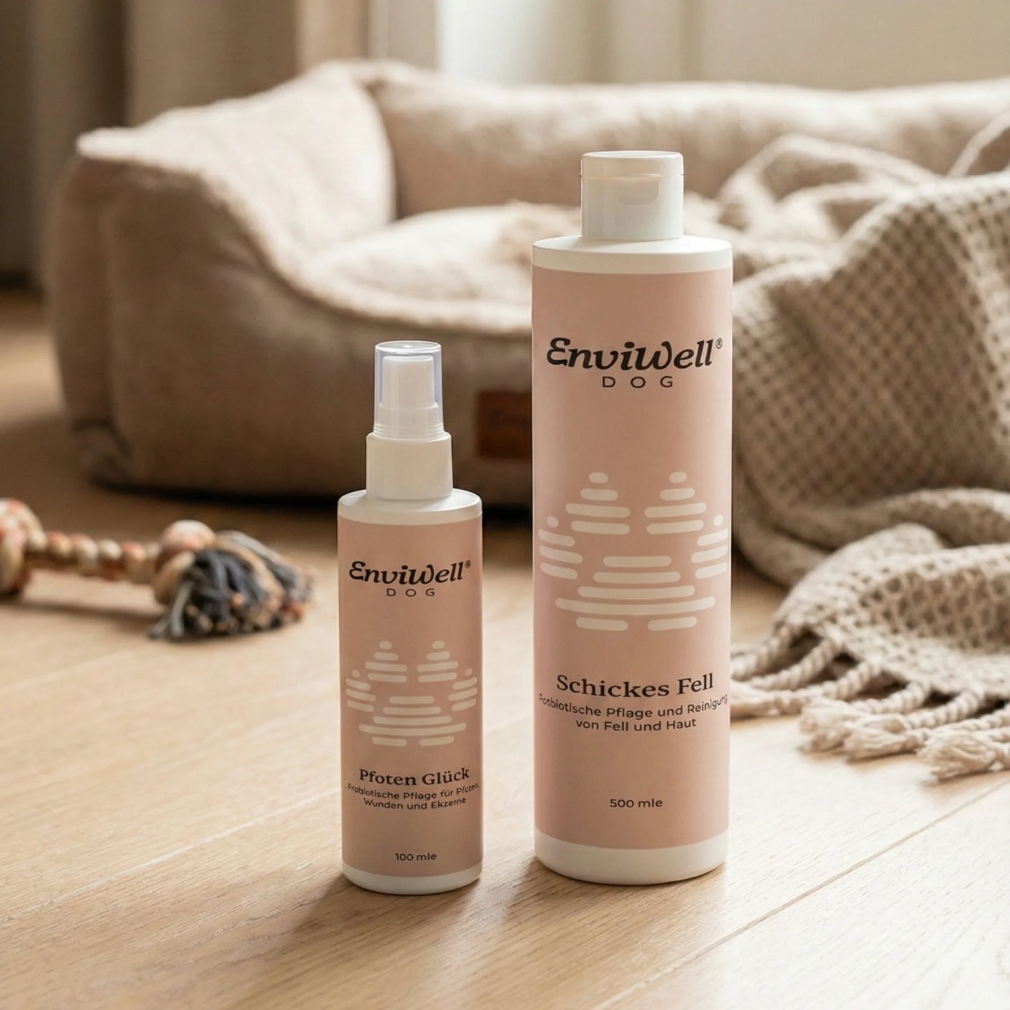 Produkt-Set vor einem Hundekorb und vor Hundespielzeug: Schickes Fell und Pfoten Glück von EnviWell