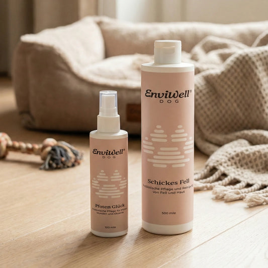 Produkt-Set vor einem Hundekorb und vor Hundespielzeug: Schickes Fell und Pfoten Glück von EnviWell